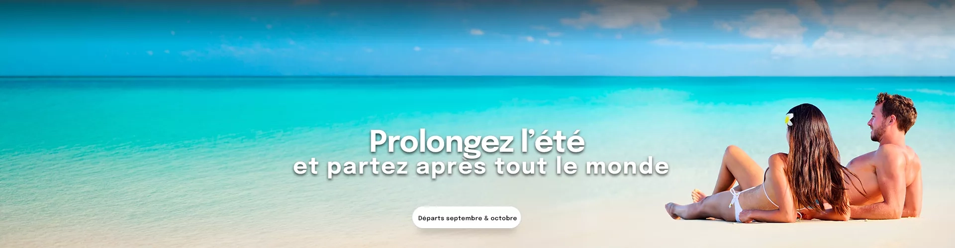 Un couple allongé sur une plage face à une mer turquoise