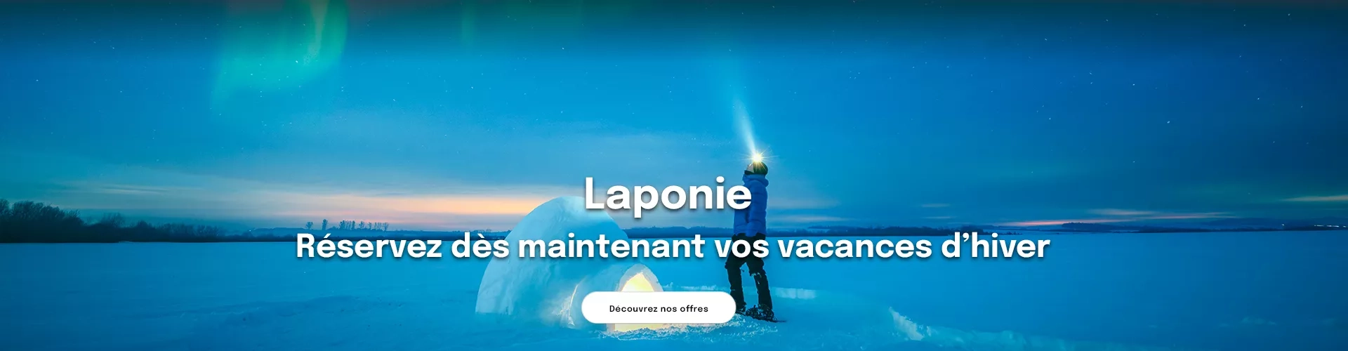 un homme avec une lampe frontale de nuit devant un igloo et une aurore boréale