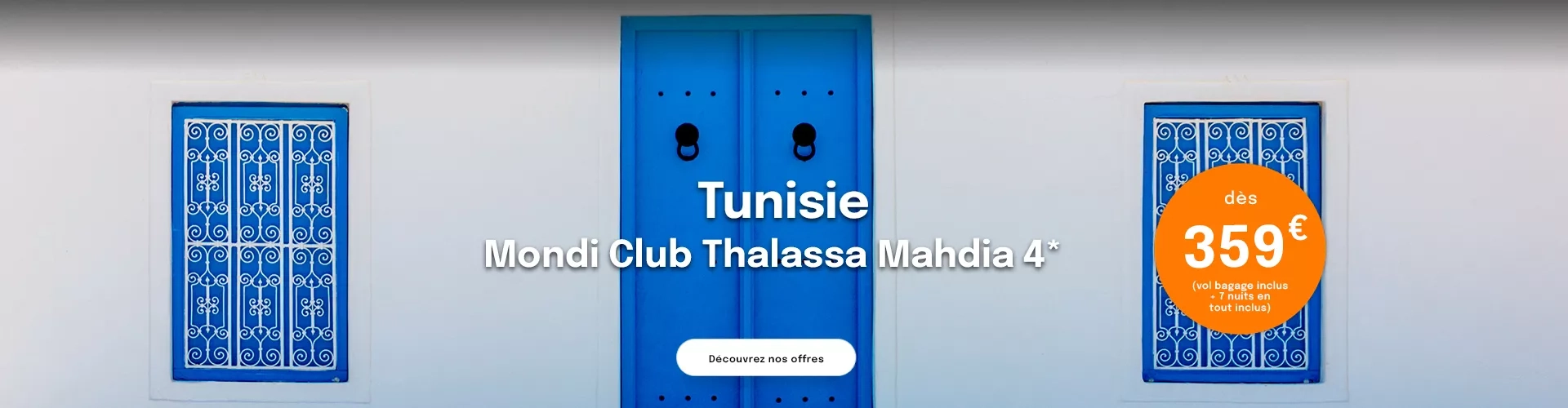 une façade de maison blanche en Tunisie avec portes et fenêtres bleues