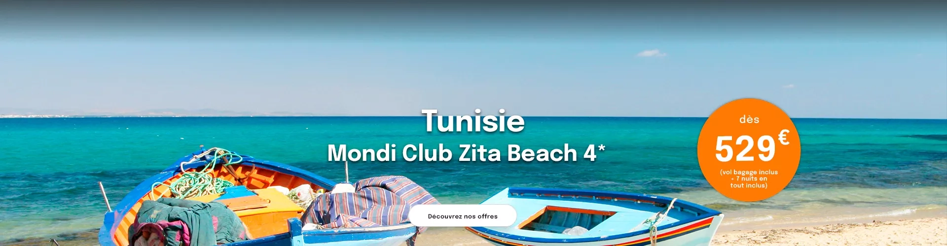 Des barques en bois colorées sur une plage en Tunisie