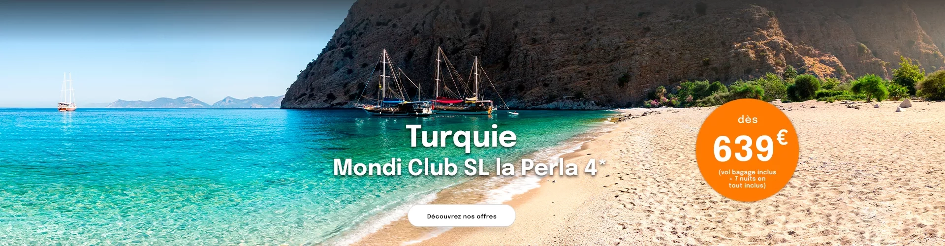 Une plage en Turquie avec un bateau dans l'eau