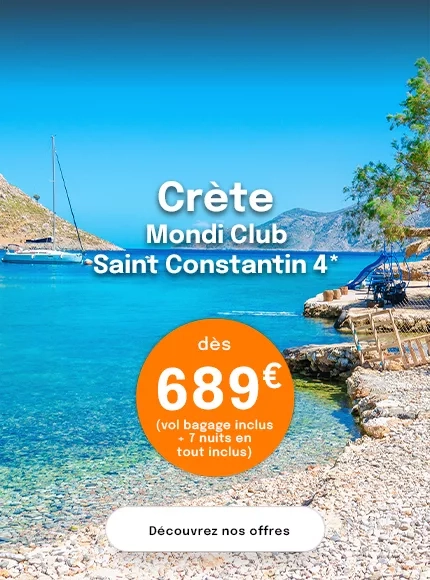 un bateau sur la mer dans une crique en Crète