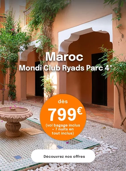 des batiments ocre au Maroc avec une fontaine au milieu