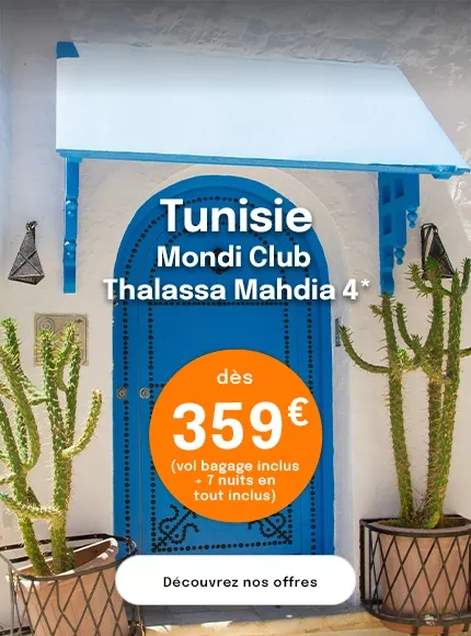 une porte bleue en Tunisie sur une façade de maison blanche