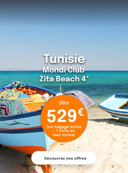 Des barques en bois colorées sur une plage en Tunisie