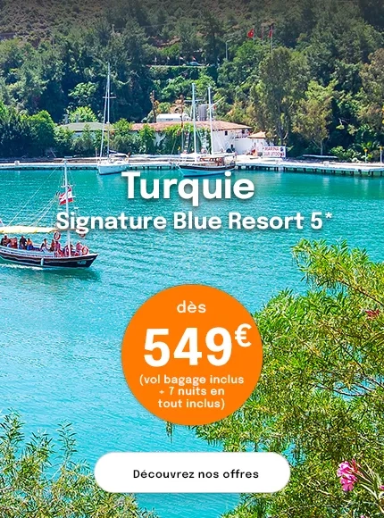un bateau sur une mer turquoise en Turquie