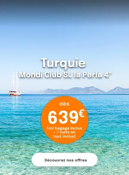La mer en Turquie avec un bateau dans l'eau