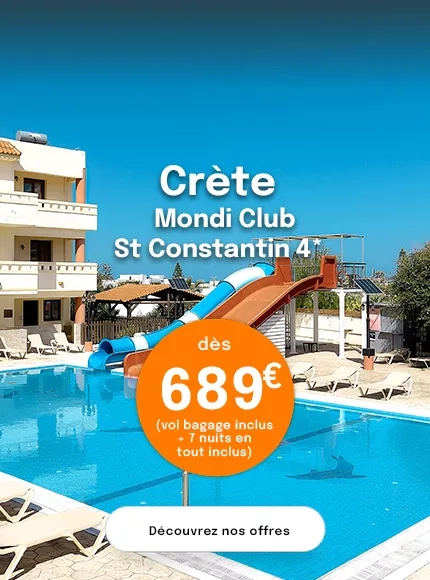 vue sur une piscine d'hôtel avec des toboggan aquatiques
