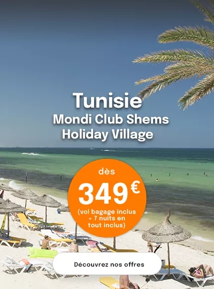 Une plage en Tunisie avec des parasols et une eau turquoise