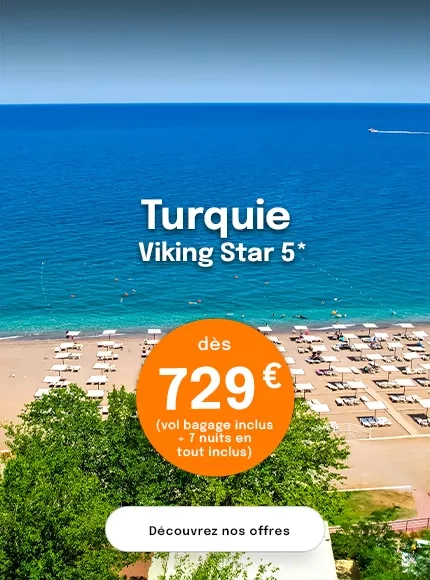 la mer en Turquie et une plage avec transats et parasols et une offre dès 729€