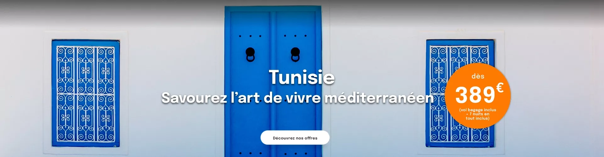 une façade de maison blanche avec une porte et des fenêtres bleues en Tunisie avec une offre dès 389€