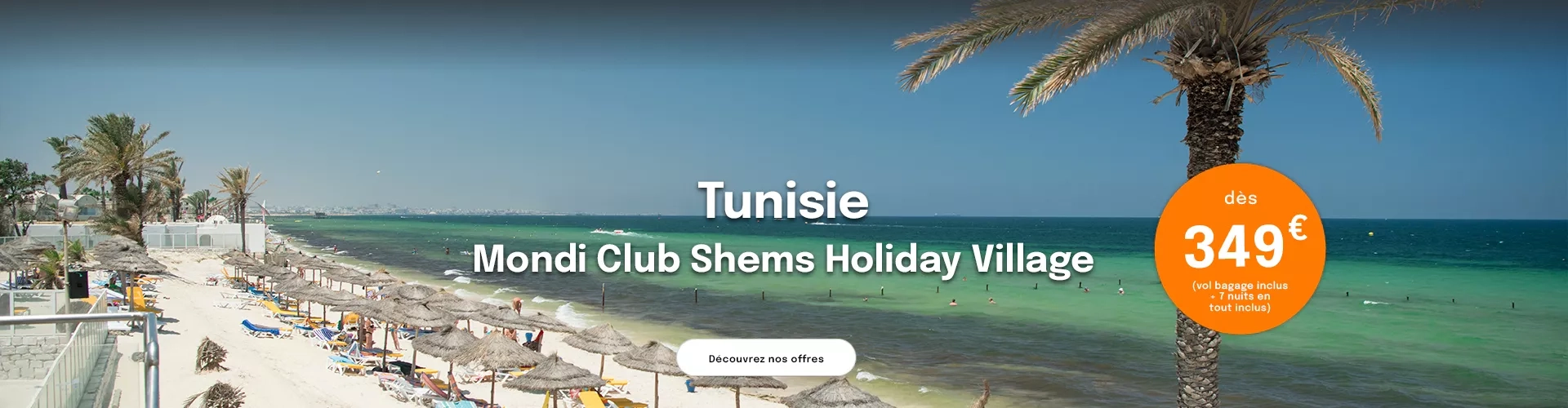 Une plage en Tunisie avec des parasols et une eau turquoise