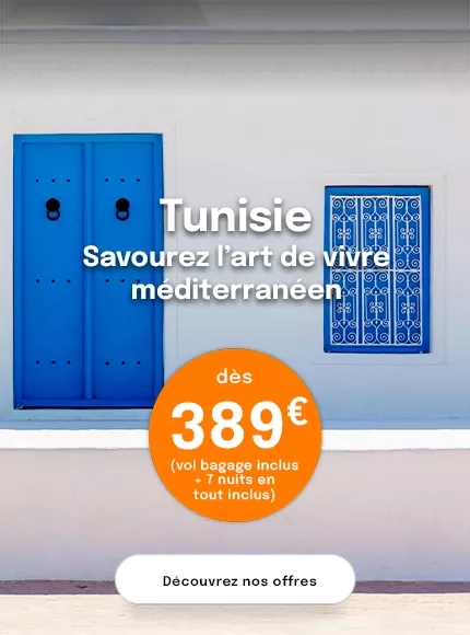 une façade de maison blanche avec une porte et une fenêtre bleues en Tunisie avec une offre dès 389€