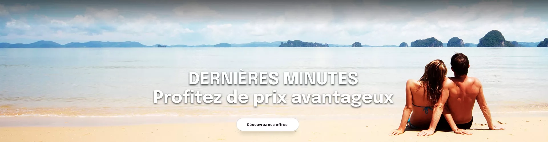 un couple assis sur la plage face à la mer