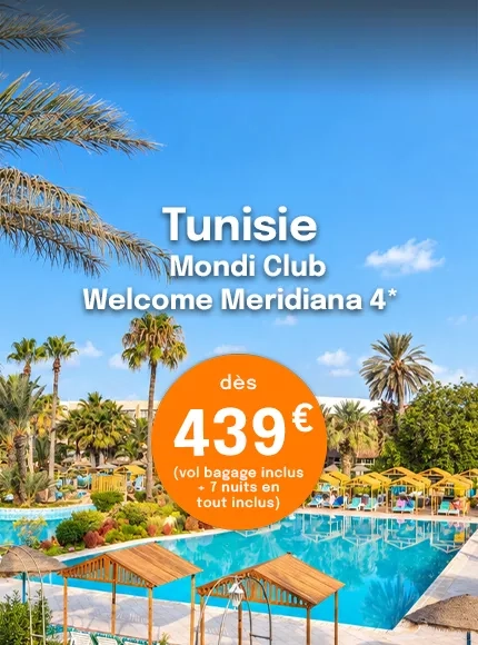 la piscine d'un hôtel en Tunisie avec des palmiers