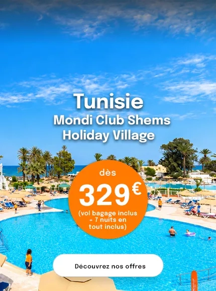 une piscine d'hôtel avec des palmiers