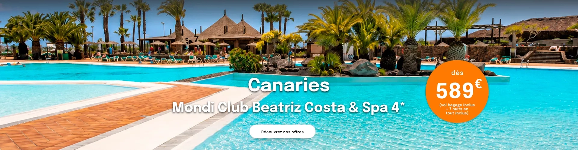 la piscine d'un hôtel avec des palmiers dans le fond