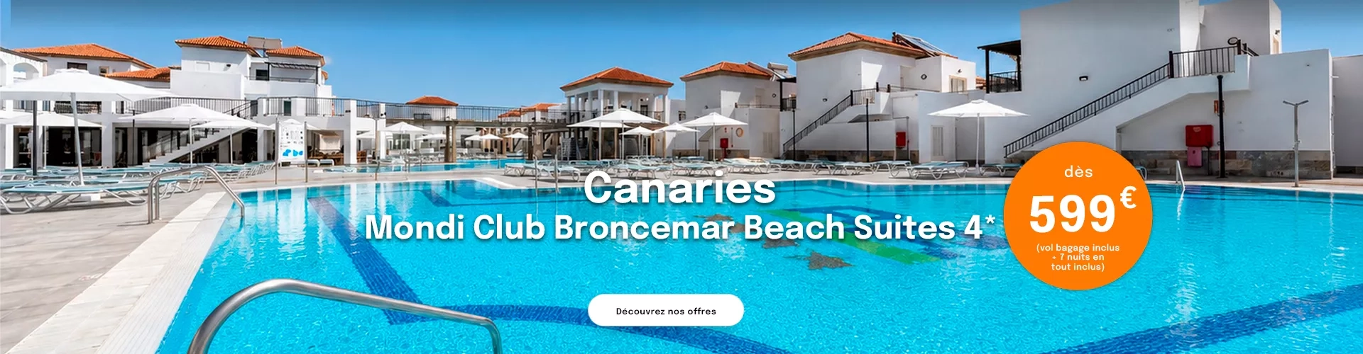 une piscine d'hôtel avec des petits batiments blancs