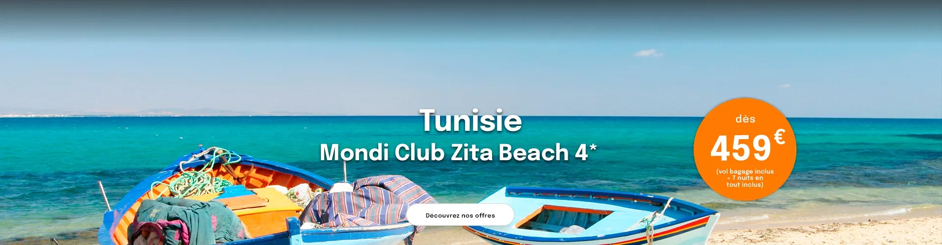 Des barques en bois colorées sur une plage de Tunisie