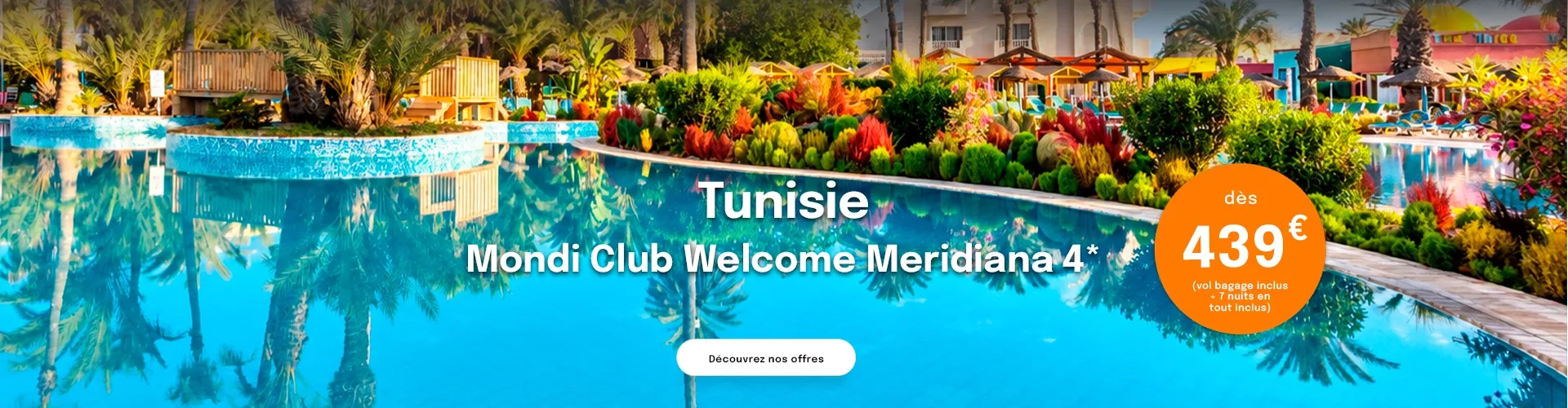 la piscine d'un hôtel en Tunisie avec des palmiers