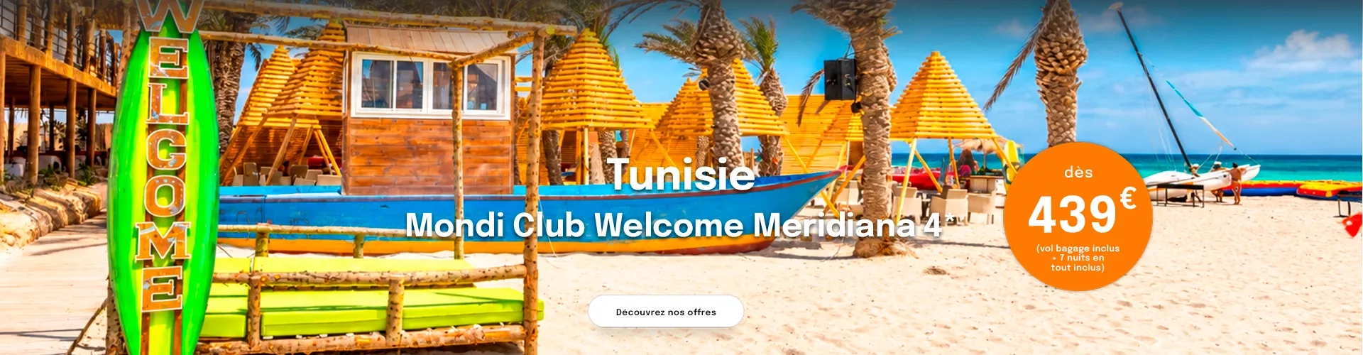 une plage en Tunisie avec des élements en bois colorés