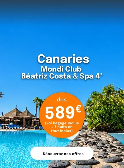 la piscine d'un hôtel avec des palmiers dans le fond