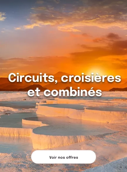 les vasques de calcaire blanches de Pamukkale au coucher du soleil