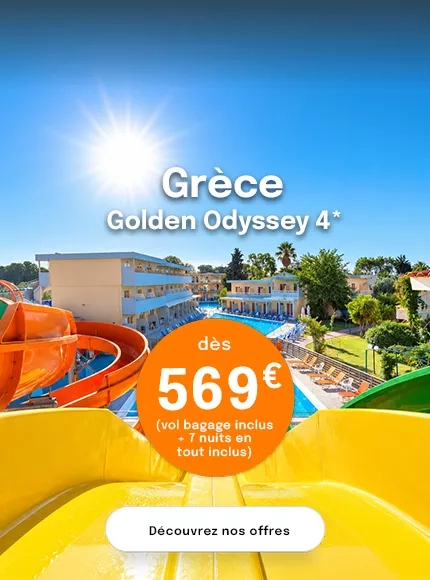 vue sur une piscine d'hôtel avec des toboggans aquatiques