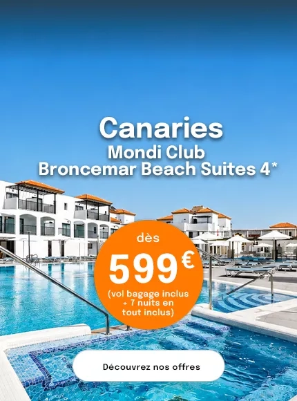 une piscine d'hôtel avec des petits batiments blancs