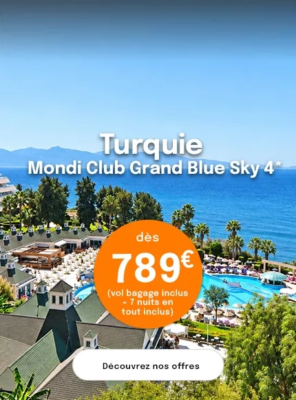 vue sur la piscine d'un hôtel et la mer