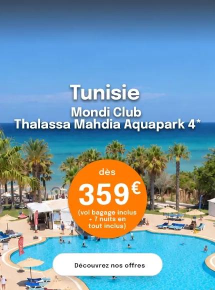la piscine d'un hôtel en Tunisie avec la mer en fond