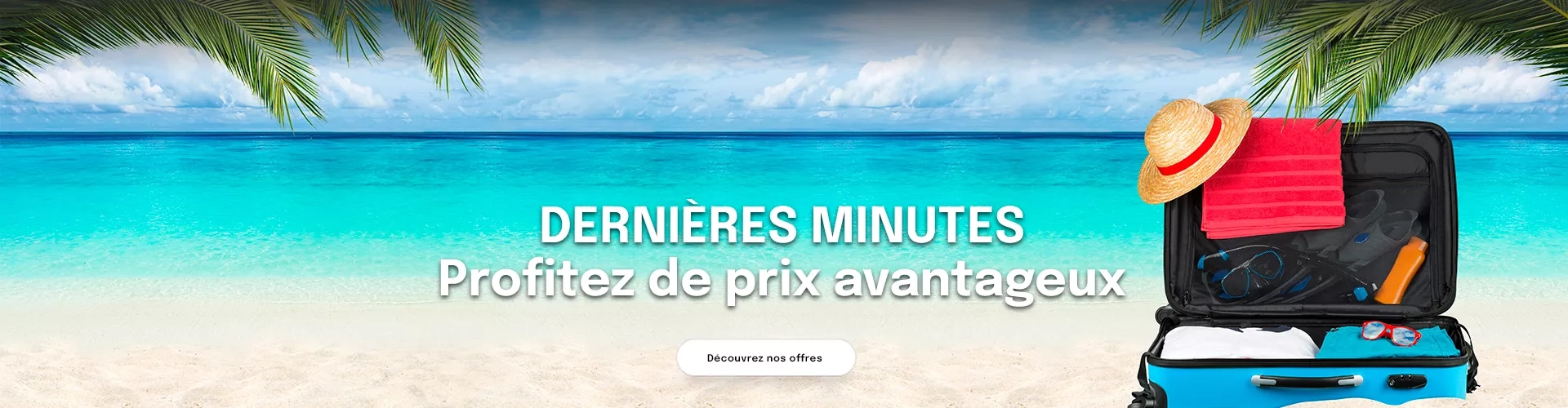 une valise ouverte sur la plage avec des vêtements de vacances