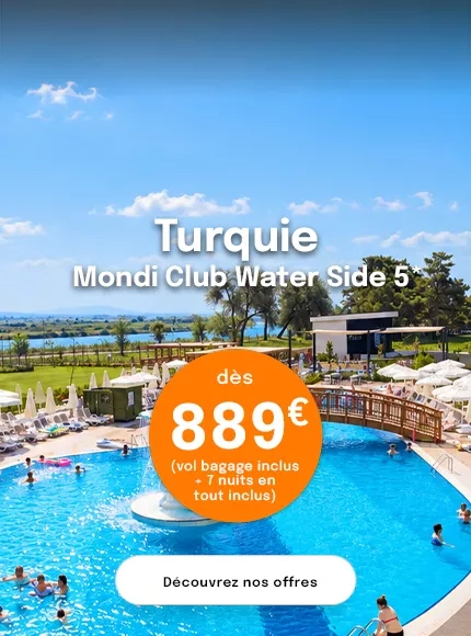 une piscine d'hôtel