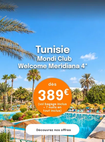 piscine d'hôtel avec palmiers et transats