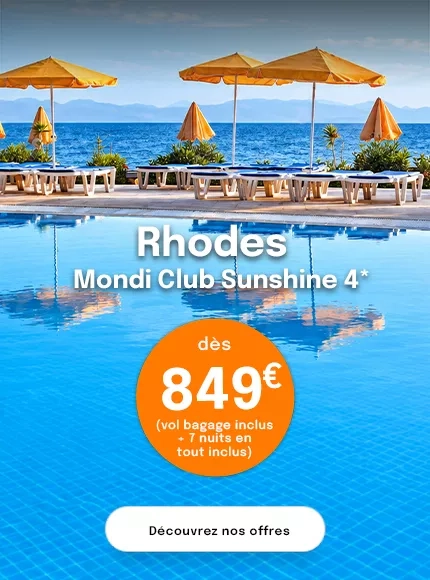 une piscine avec des parasols jaunes et la mer en fond