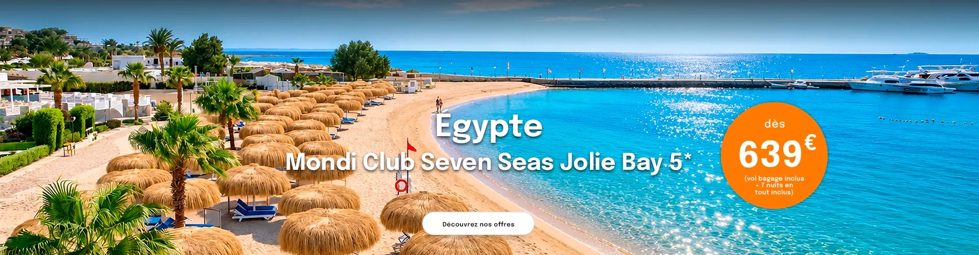 une plage aux eaux turquoise avec des parasols en paille