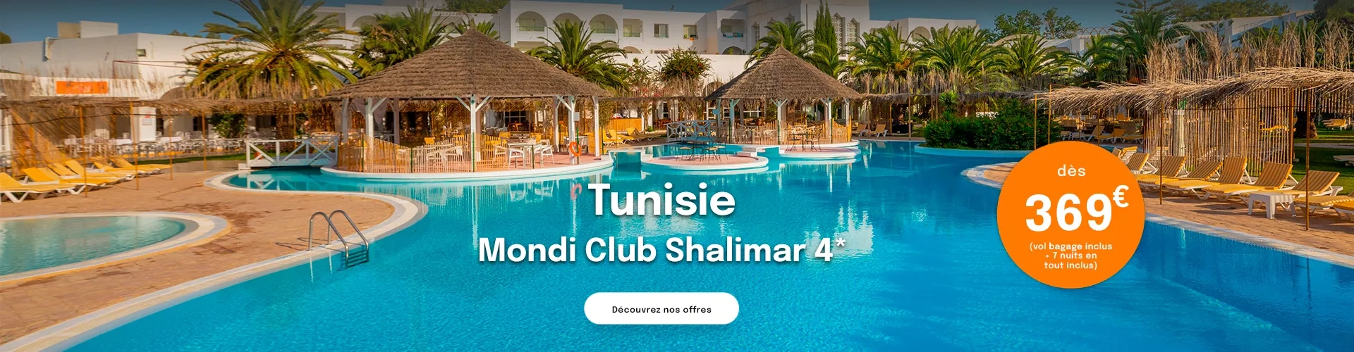 une piscine d'hôtel avec palmiers