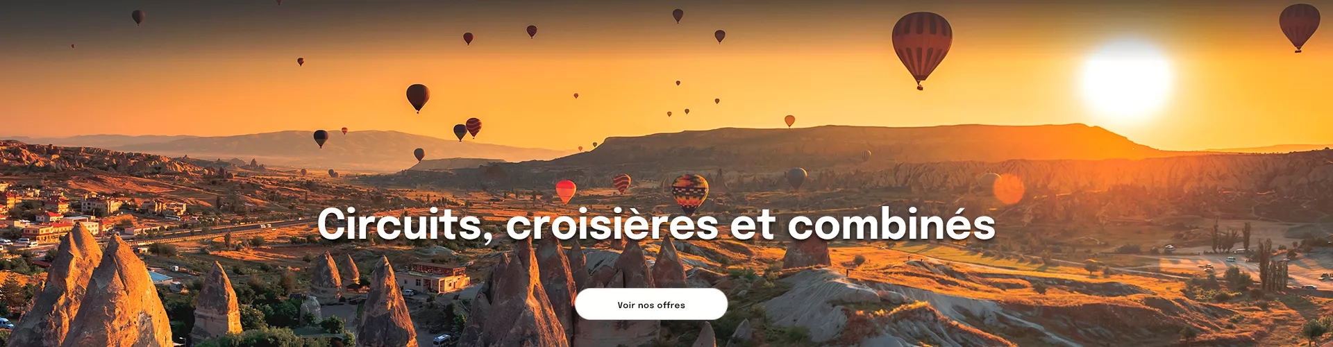 Des Montgolfières en Cappadoce au coucher du soleil