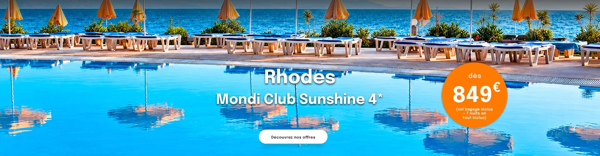 une piscine avec des parasols jaunes et la mer en fond
