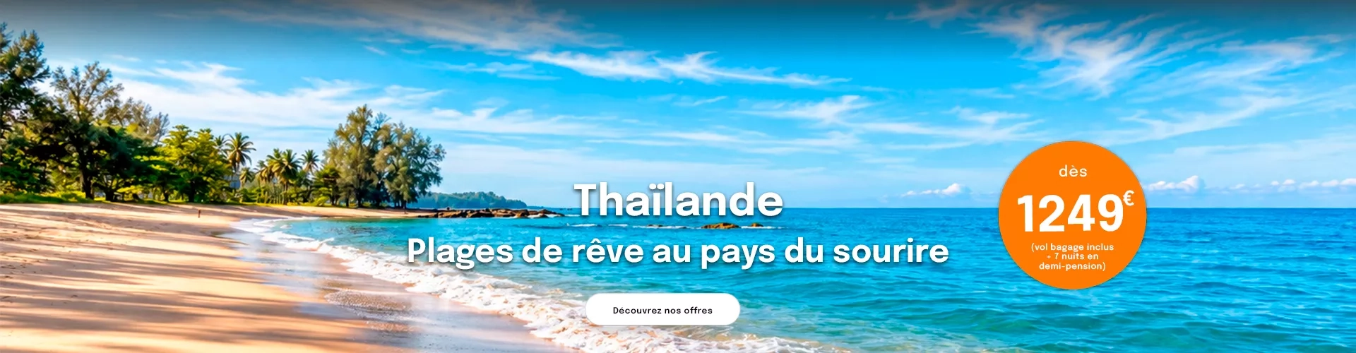 une plage avec des palmiers