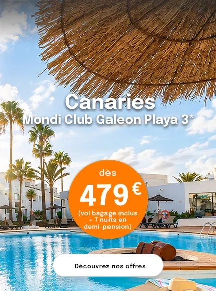 une piscine d'hôtel avec des palmiers et un parasol en paille