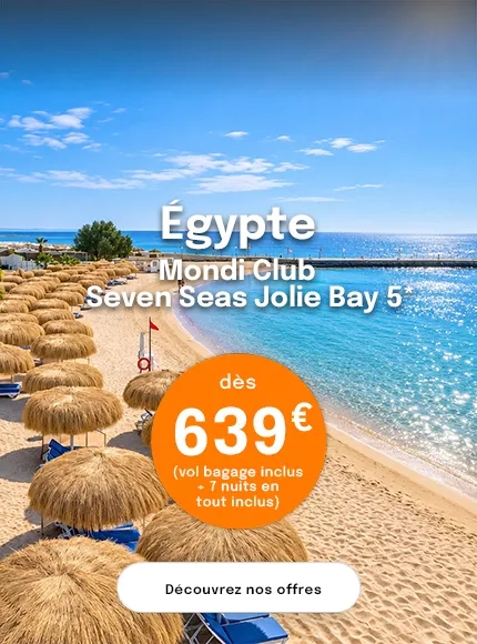 une plage aux eaux turquoise avec des parasols en paille