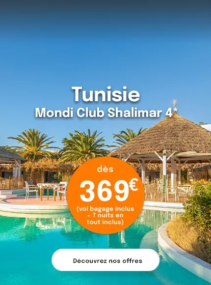 une piscine d'hôtel avec palmiers