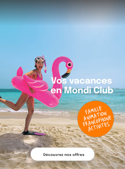 femme avec bouée rose sur la plage