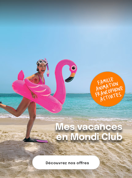 femme sur la plage dans une bouée flamant rose