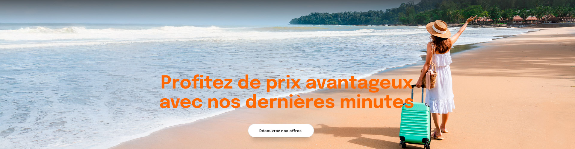 femme avec valise sur la plage
