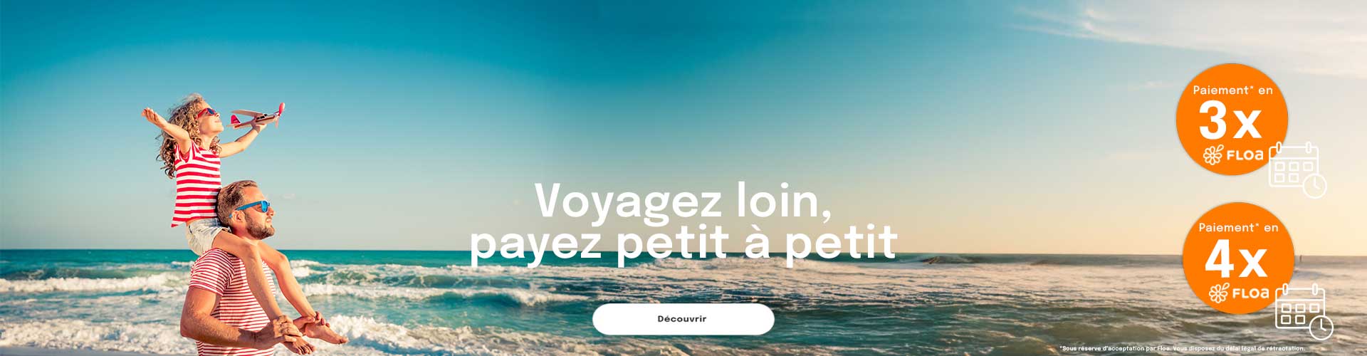 une petite fille sur les épaules de son père