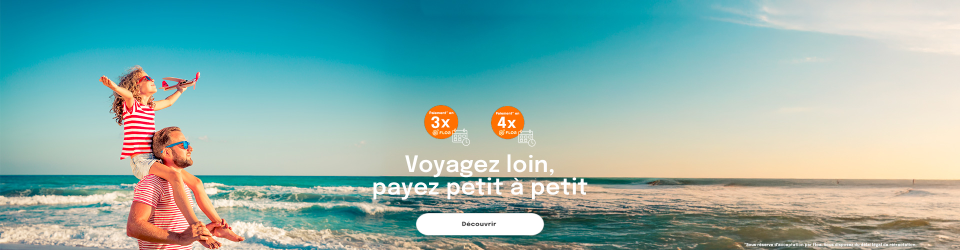 une petite fille sur les épaules de son père