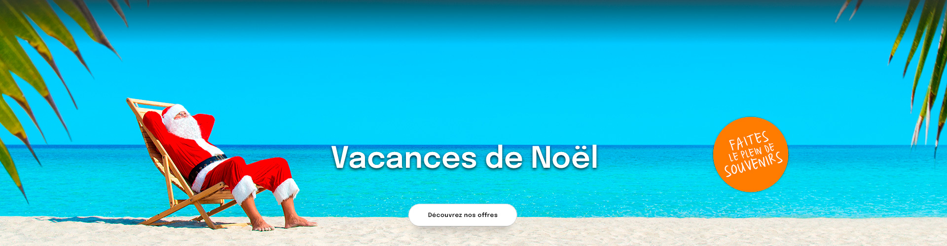 Père noël sur un transat à la plage