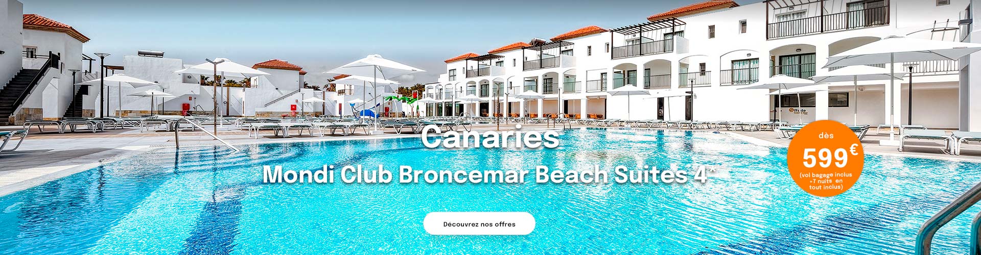 piscine et petits bâtiments blancs